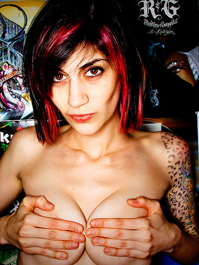 Punk rock chick gets naked in hot vinyl record photo set