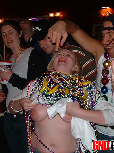 Drunk girls love to show their tits for beads